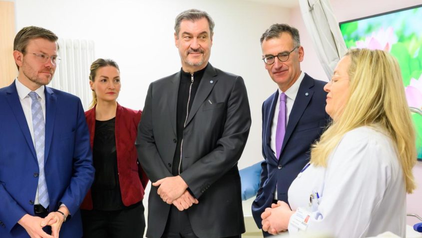 N&uuml;rnbergs Oberb&uuml;rgermeister Marcus K&ouml;nig, Gesundheitsministerin Judith Gerlach, Ministerpr&auml;sident Dr. Markus S&ouml;der und der Vorstandsvorsitzende des Klinikums N&uuml;rnberg, Prof. Dr. Achim Jockwig (v.l.n.r.), im Gespr&auml;ch mit dem Klinikpersonal der Hallerwiese-Cnopfschen Kinderklinik.