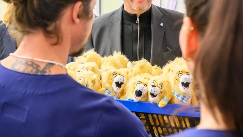 Besuch in der Hallerwiese-Cnopfschen Kinderklinik in N&uuml;rnberg: Ministerpr&auml;sident Dr. Markus S&ouml;der &uuml;berreicht Stoffl&ouml;wen f&uuml;r die Kinder.