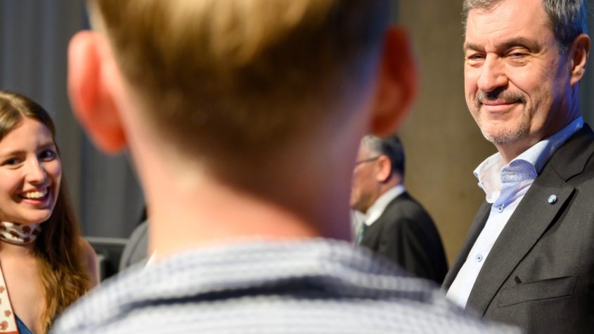 Ministerpräsident Dr. Markus Söder im Gespräch an der University ...