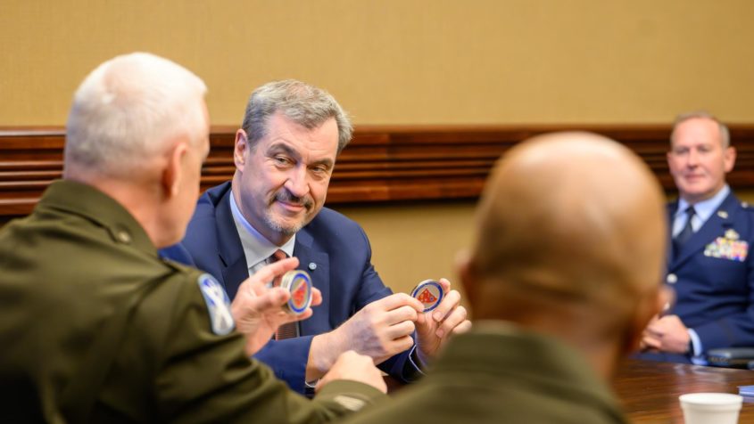 Gespräch zwischen Ministerpräsident Dr. Markus Söder (2. ...