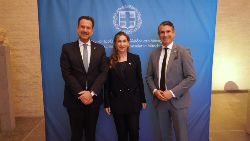 Der griechische Generalkonsul Konstantinos Kodellas (links) und Europaminister Eric Bei&szlig;wenger (rechts) beim Empfang anl&auml;sslich des Nationalfeiertags der Hellenischen Republik in M&uuml;nchen. &copy; Griechisches Generalkonsulat in M&uuml;nchen