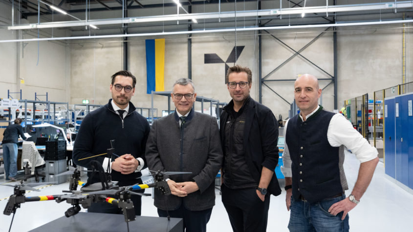 Gruppenbild unter anderem mit Staatsminister Dr. Florian Herrmann ...
