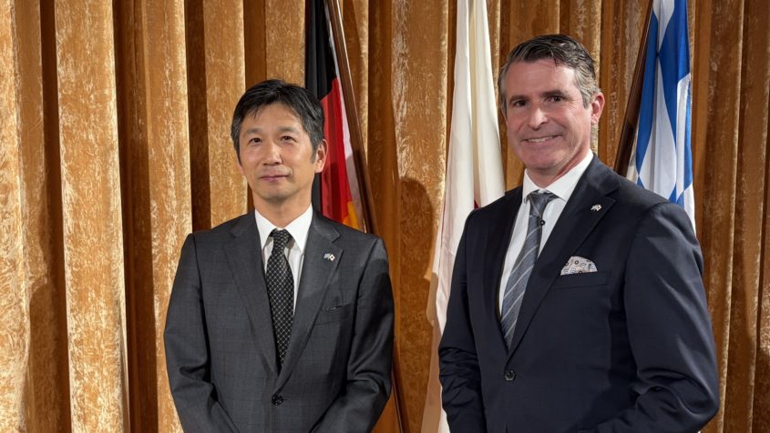 Der japanische Generalkonsul Kenichi Bessho (links) begrüßt Staatsminister Eric Beißwenger (rechts) zum Empfang anlässlich des Geburtstages Seiner Majestät des Kaisers von Japan. © Japanisches Generalkonsulat München
