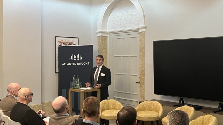 Europaminister Eric Bei&szlig;wenger: "Starke Partnerschaft &uuml;ber den Atlantik hinweg: Seit &uuml;ber 70 Jahren steht die Atlantik-Br&uuml;cke f&uuml;r Freiheit, Sicherheit und Vertrauen. Was 1952 als Projekt zur R&uuml;ckkehr Deutschlands in die Gemeinschaft der Demokratien begann, ist heute ein starkes Netzwerk f&uuml;r transatlantischen Dialog und Zusammenarbeit. Gerade in unsicheren Zeiten gilt mehr denn je: Europa und die USA brauchen einander." &copy; Atlantik-Br&uuml;cke e.V.