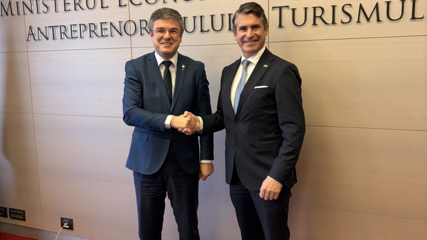 Der rum&auml;nische Wirtschaftsminister Irineu Darău und Europaminister Eric Bei&szlig;wenger im rum&auml;nischen Wirtschaftsministerium.