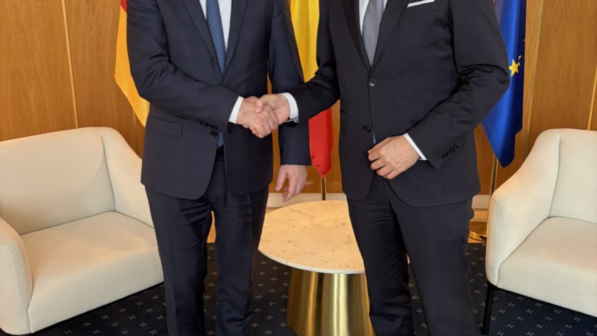 Der rum&auml;nische Staatssekret&auml;r im Au&szlig;enministerium Luca Niculescu (links) mit Europaminister Eric Bei&szlig;wenger (rechts).