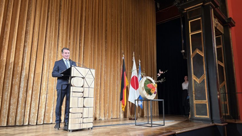 Staatsminister Eric Beißwenger hält eine Rede. © Japanisches ...