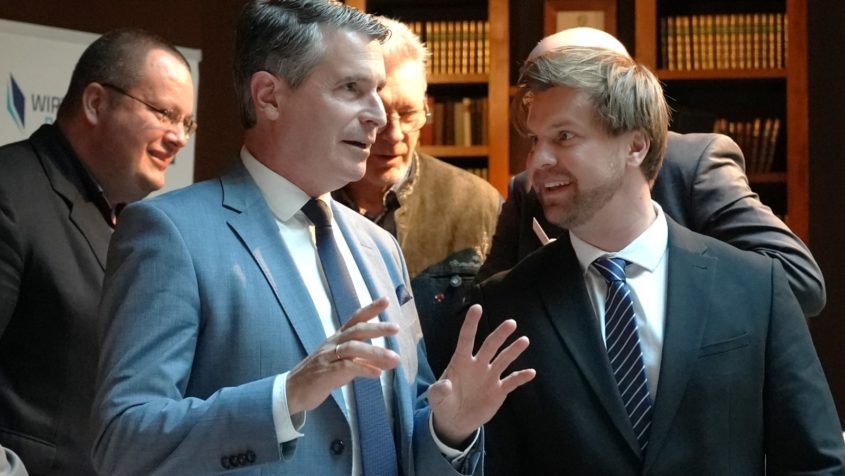 Europaminister Eric Bei&szlig;wenger im Gespr&auml;ch mit dem Vorstand Junger Wirtschaftsbeirat, Sandor Horvath. &copy; Wirtschaftsbeirat Bayern