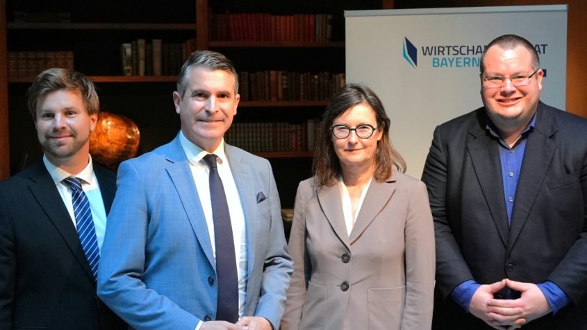 Gruppenbild (v.l.n.r.): Sandor Horvath (Vorstand Junger Wirtschaftsbeirat), Europaminister Eric Bei&szlig;wenger, Dagmar Mundani (Leitung des Bereichs Mergers & Acquisitions der Siemens AG) und Prof. Dr. Patrick Glauner (Technische Hochschule Deggendorf) bei der Veranstaltung &bdquo;Innovation statt &Uuml;berregulierung &ndash; Bayerns Vorsto&szlig; f&uuml;r wettbewerbsf&auml;hige KI-Regeln in Europa&ldquo; des Wirtschaftsbeirats Bayern. &copy; Wirtschaftsbeirat Bayern