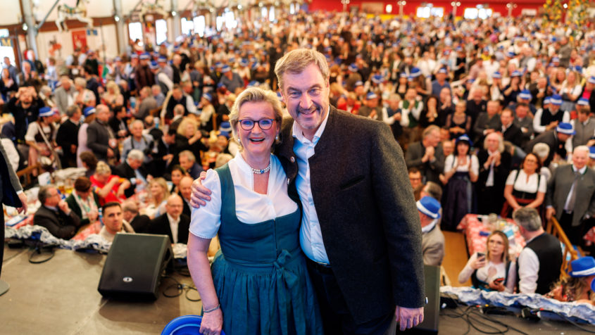 Die Präsidentin des Bayerischen Hotel- und Gaststättenverbandes DEHOGA Bayern e.V., Angela Inselkammer (links), und Ministerpräsident Dr. Markus Söder (rechts) beim „GastroFrühling 2026“ im Festzelt Hippodrom.