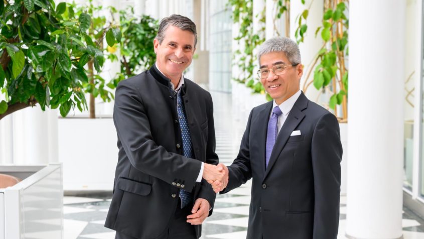 Staatsminister Eric Beißwenger (links) begrüßt den Botschafter der Sozialistischen Republik Vietnam, Nguyen Dac Thanh (rechts), in der Staatskanzlei.