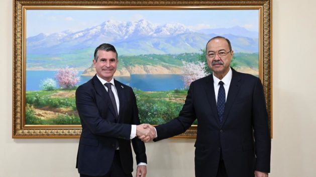In der Hauptstadt von Usbekistan, Taschkent, trifft Staatsminister Eric Beißwenger den Premierminister der Republik Usbekistan, Abdulla Nigmatowitsch Aripov, zum Gespräch.