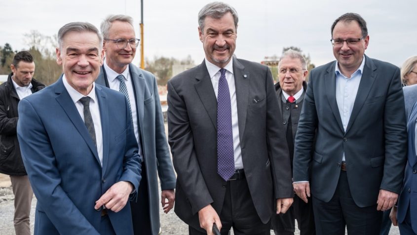 Grundsteinlegung zur Errichtung des Designstudios der Staatlichen Berufsfachschule und der Fachschule für Produktdesign (BSZ) in Selb: Der Landrat des Landkreises Wunsiedel, Peter Berek, der Oberbürgermeister der Stadt Selb, Ulrich Pötzsch, Ministerpräsident Dr. Markus Söder und Finanzstaatssekretär Martin Schöffel (v.l.n.r.).