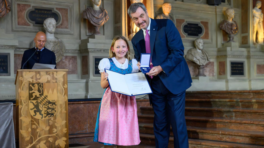 Verena Stahr wird mit der Christophorus-Medaille geehrt.