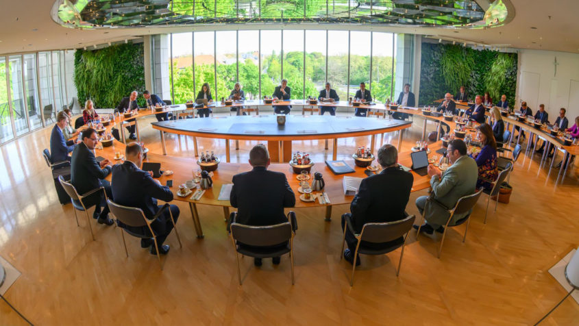 Das Kabinett tagt im Ministerratssaal der Bayerischen Staatskanzlei. ...