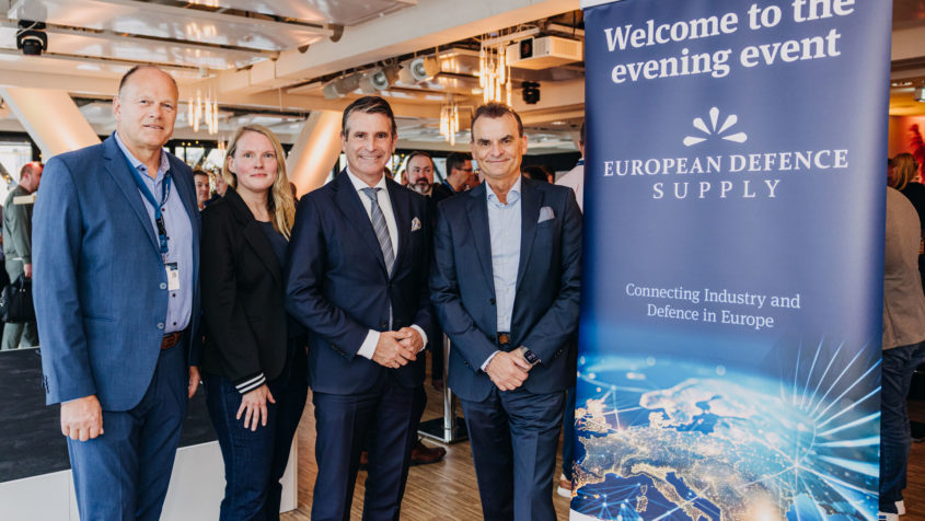 Gruppenbild (v.l.n.r.): Christof Späth (Geschäftsführer bei CESCON Mobility Solutions GmbH), Maria Beyer-Fistrich (Editor-in-Chief Aerospace & Defence bei der Vogel Communications Group), Europaminister Eric Beißwenger und General a.D. Christian Badia (CEO Five-Star Strategy and Defence LLC). © BKfotofilm / Benedikt Knüttel
