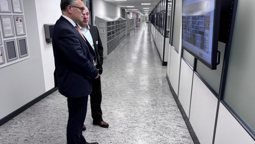 Staatsminister Dr. Florian Herrmann: "Die Branche steht unter Druck durch Transformation, globalen Wettbewerb und hohe Investitionen. Deshalb braucht es jetzt klare und verl&auml;ssliche Rahmenbedingungen."