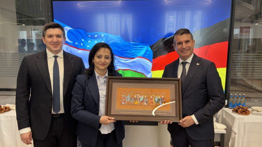 Bei seinem Besuch der New Uzbekistan University in Taschkent ...