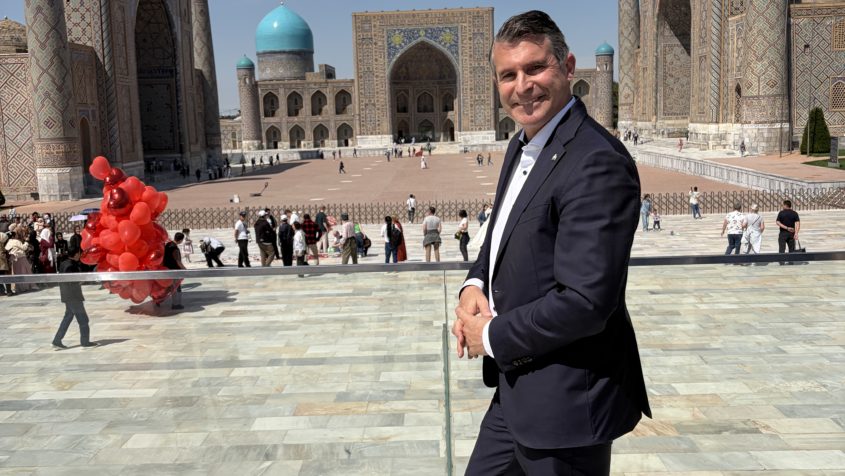 Im Samarkand besucht Staatsminister Eric Beißwenger das Amir-Temur-Mausoleum, ...