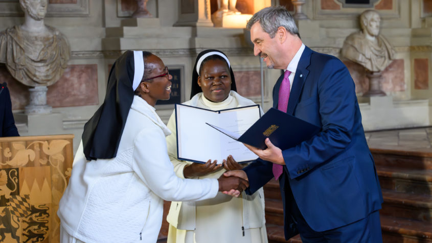 Ministerpräsident Dr. Markus Söder verleiht im Rahmen einer Feierstunde die Bayerische Rettungsmedaille unter anderem an Priorin Alexia Dendere OP und Schwester Stembile Mhondoro OP.