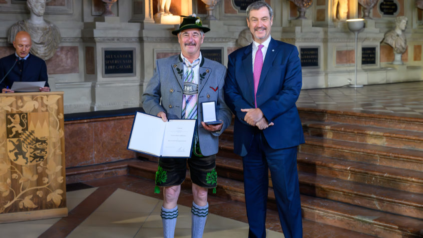 Johann Schnitzer mit die Bayerische Rettungsmedaille von Ministerpräsident ...