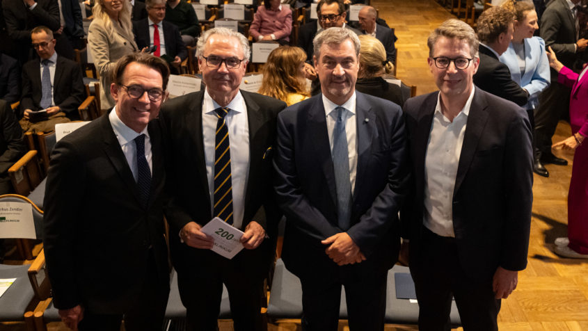 Der Präsident der LMU München, Prof. Dr. Matthias H. Tschöp, der Ärztliche Direktor und Vorstandsvorsitzende des LMU Klinikums, Prof. Dr. med. Markus M. Lerch, Ministerpräsident Dr. Markus Söder und Wissenschaftsminister Markus Blume (v.l.n.r.) sind zum Jubiläum 200 Jahre LMU Klinikum in die Große Aula der LMU München gekommen.