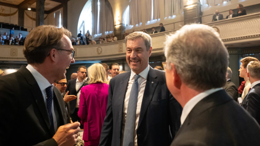 Ministerpräsident Dr. Markus Söder im Gespräch.