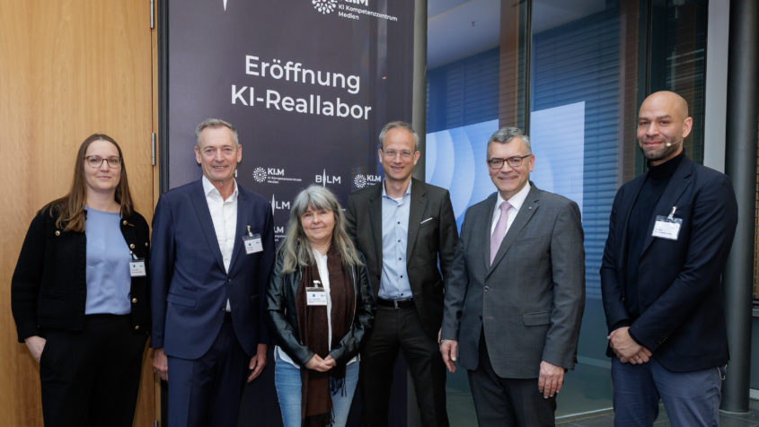 Gruppenbild unter anderem mit dem Geschäftsführer der Medien.Bayern ...