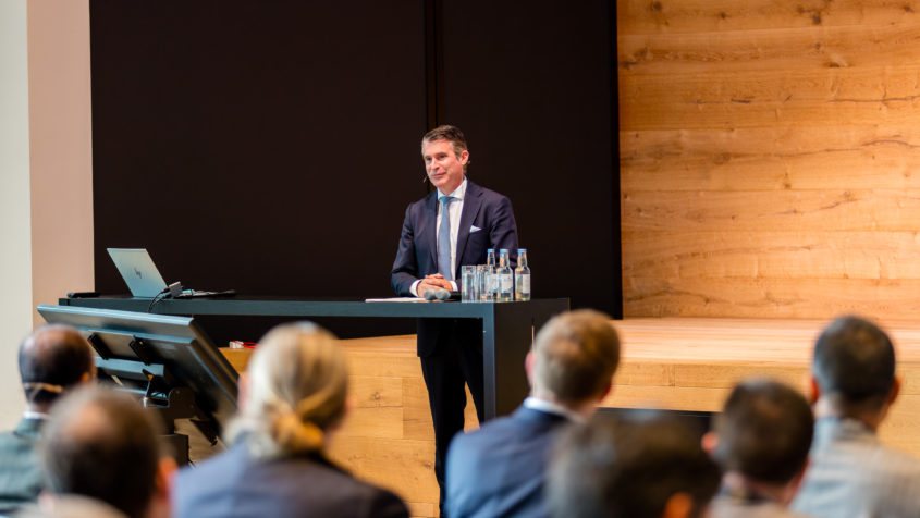 Staatsminister Eric Bei&szlig;wenger: "Gerade in geopolitisch herausfordernden Zeiten brauchen wir starke Wertepartner und verl&auml;ssliche Kooperationen. Bayern und Indien erg&auml;nzen sich hervorragend: von KI &uuml;ber Luft- und Raumfahrt bis Biotechnologie, Maschinenbau und gr&uuml;ne Energie." &copy; German-Indian Foundation e.V.