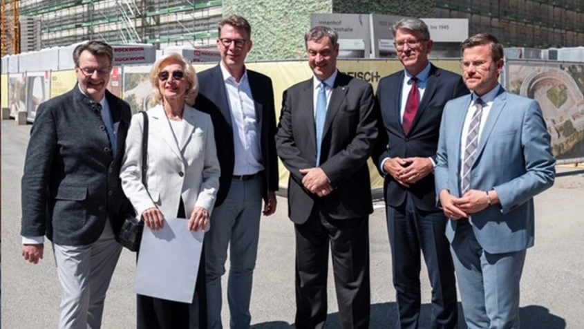 Die ehemalige Nürnberger Bürgermeisterin und Kulturreferentin Prof. Dr. Julia Lehner, Wissenschaftsminister Markus Blume, Ministerpräsident Dr. Markus Söder, der Beauftragte der Bundesregierung für Kultur und Medien, Staatsminister Wolfram Weimer, Nürnbergs Oberbürgermeister Marcus König übergeben Förderbescheide für die Kongresshalle Nürnberg sowie Zeppelintribüne und Zeppelinfeld.