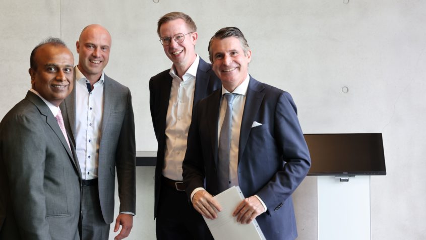 Der indische Generalkonsul Shatrughna Sinha, der Gesch&auml;ftsf&uuml;hrende Direktor und CSO der MULTIVAC-Gruppe, Dr. Tobias Richter, der Gesch&auml;ftsf&uuml;hrende Direktor und CFO der MULTIVAC-Gruppe, Dr. Johannes Epple, Europaminister Eric Bei&szlig;wenger (v.l.n.r.). &copy; German-Indian Foundation e.V.