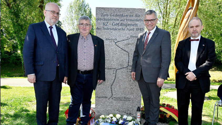 Gruppenbild mit u.a. Staatsminister Dr. Florian Herrmann, 2. von rechts, und dem Generalkonsul von Polen in München, Herrn Rafał Stanisław Wolski, ganz links, sowie dem 3. Bürgermeister von Allershausen, Josef Lerchl, bei der Einweihung der Gedenkstätte für die Opfer der KZ-Todesmärsche.