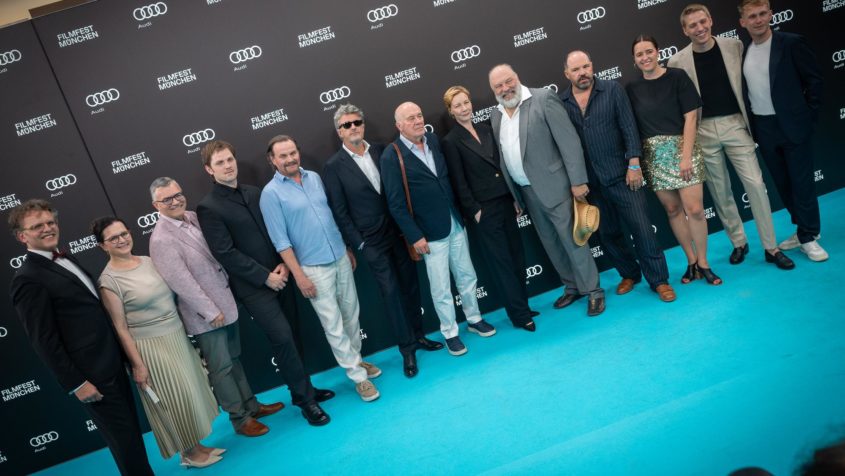 Er&ouml;ffnung des Filmfestes M&uuml;nchen unter anderem mit dem Gesch&auml;ftsf&uuml;hrer der Internationale M&uuml;nchner Filmwochen GmbH, Christoph Gr&ouml;ner (links), Renate Thalhammer-Herrmann (2. von links), Medienminister Dr. Florian Herrmann (3. von links) und M&uuml;nchens Oberb&uuml;rgermeister Dominik Krause (2. von rechts).