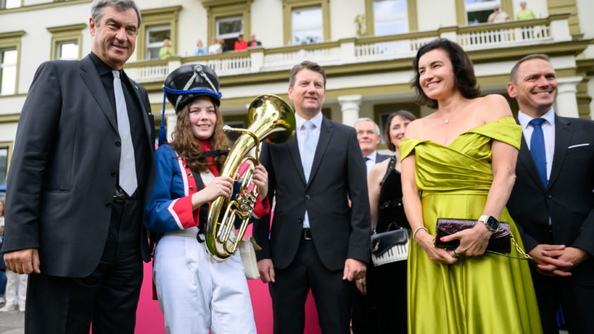 Gruppenbild unter anderem mit Ministerpräsident Dr. Markus ...