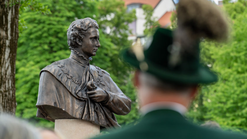 Das Ludwig II.-Denkmal an der Corneliusbrücke in München.