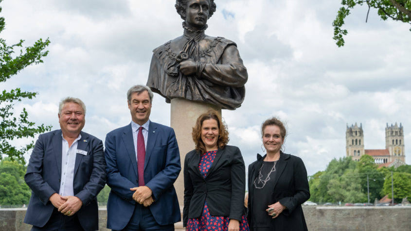Der Vorstandsvorsitzende des Vereins Ludwig II. Denkmal e.V., Dietmar Holzapfel, Ministerpräsident Dr. Markus Söder, die Dritte Bürgermeisterin der Landeshauptstadt München, Verena Dietl, und die Münchner Baureferentin Dr.-Ing. Jeanne-Marie Ehbauer (v.l.n.r.) vor dem Ludwig II.-Denkmal.