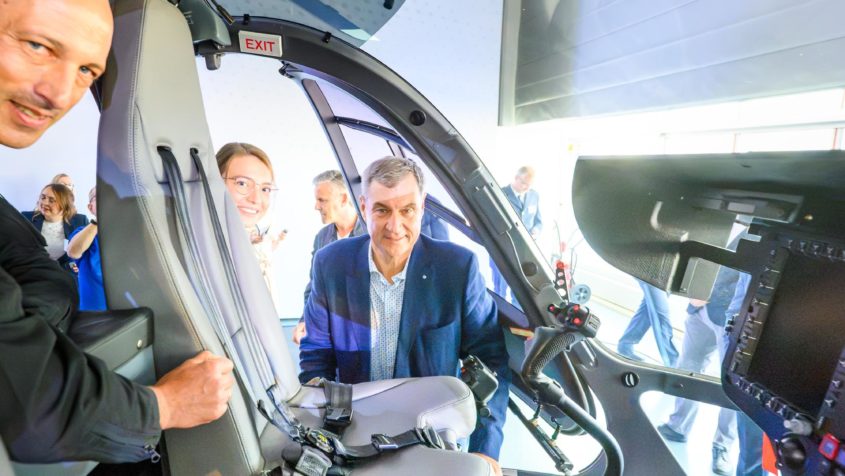 Ministerpräsident Dr. Markus Söder wirft einen Blick in das ...