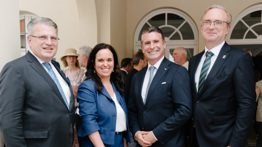 Gruppenbild unter anderem MdL Prof. Dr. Winfried Bausback, die ...