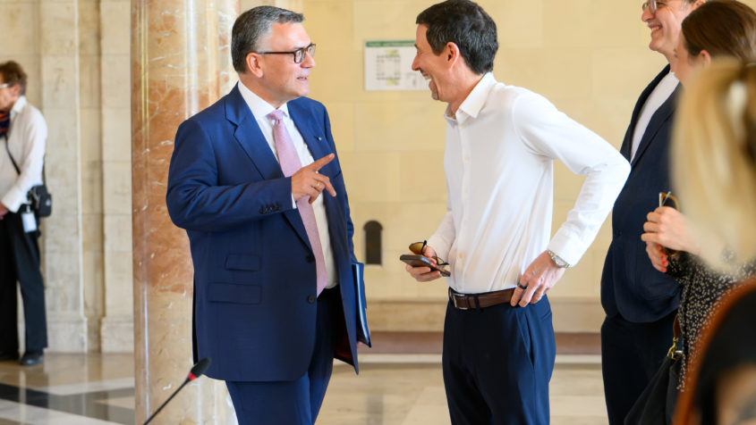 Medienminister Dr. Florian Herrmann im Gespräch mit dem Vorstandsvorsitzenden der Constantin Film AG, Oliver Berben.
