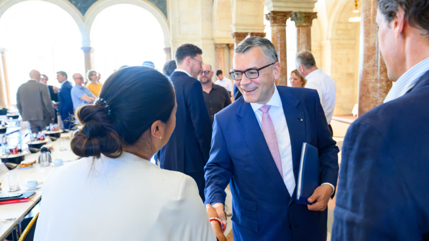 Beim Bayerischen Filmgipfel begrüßt Medienminister Dr. Florian ...