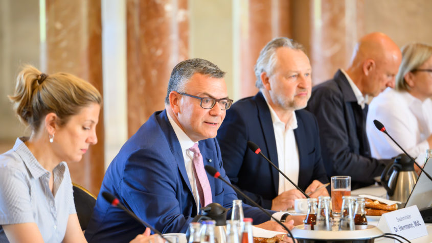 Medienminister Dr. Florian Herrmann leitet den Bayerischen Filmgipfel. ...