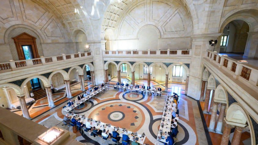 Der 3. Bayerische Filmgipfel findet im Kuppelsaal der Staatskanzlei ...