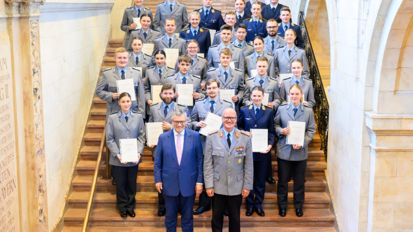 Gruppenbild mit Staatsminister Dr. Florian Herrmann, dem Kommandeur der Sanit&auml;tsakademie der Bundesarzt, Generalstabsarzt Dr. Hans-Ulrich Holtherm und den Leutnants.