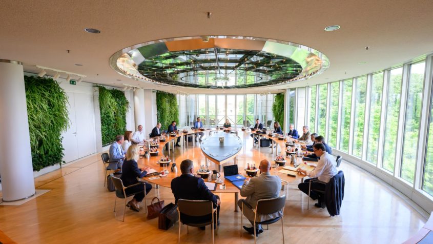 Das Kabinett tagt im Ministerratssaal der Bayerischen Staatskanzlei.