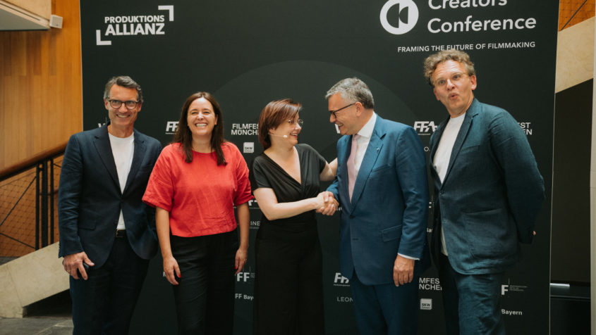 Die CEO und Sprecherin des Gesamtvorstands der Allianz Deutscher Produzentinnen und Produzenten – Film, Fernsehen und Audiovisuelle Medien e.V., Staatsministerin a.D. Michelle Müntefering (Mitte), begrüßt Medienminister Dr. Florian Herrmann (2. von rechts) zur Creators Conference 2026. © Flo Huber