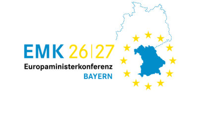 Bild zeigt Logo Bayerischer EMK-Vorsitz: Gezeichneter Umriss Staatsgebiet Deutschlands gezeichnet in blau gepunkteter Linie, darin mit blauer Farbe ausgemalt die Umrisse Bayerns, umgeben mit einem Kreis aus gelben Sternen.