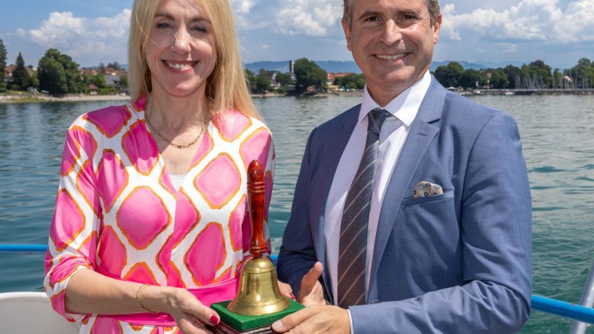 Wechsel des Vorsitzes der Europaministerkonferenz: Die Staatssekret&auml;rin im Ministerium des Inneren, f&uuml;r Digitalisierung und Europa des Landes Baden-W&uuml;rttemberg, Cornelia von Loga (links), &uuml;bergibt die EMK-Glocke an Bayerns Europaminister Eric Bei&szlig;wenger (rechts).