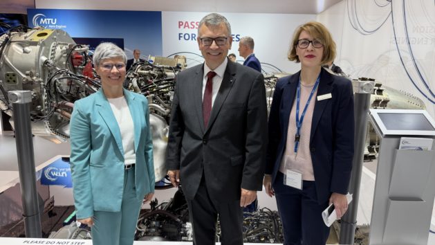 Die Leiterin Konzernrepr&auml;sentanz Berlin der MTU Aero Engines AG, Dr. Sandra Schulz (rechts), mit Staatsminister Dr. Florian Herrmann am Stand der MTU Aero Engines AG.