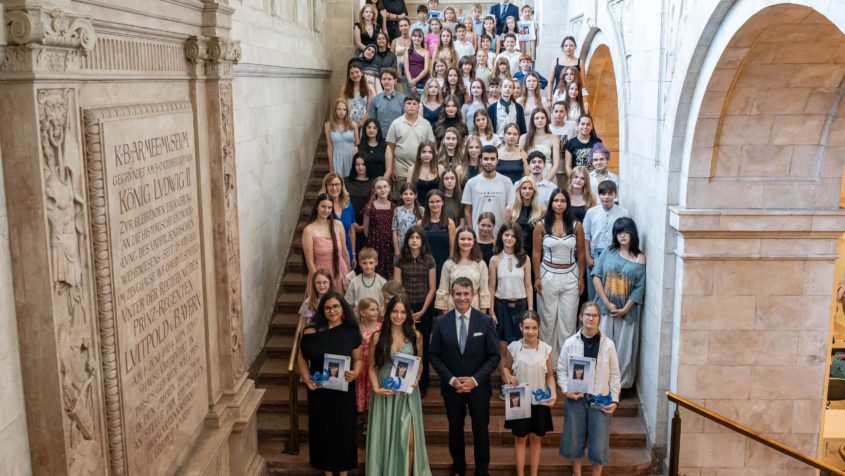 Gruppenbild mit Europaminister Eric Beißwenger und den bayerischen Bundessiegerinnen und -sieger des 73. „Europäischen Wettbewerbs“ in der Staatskanzlei.