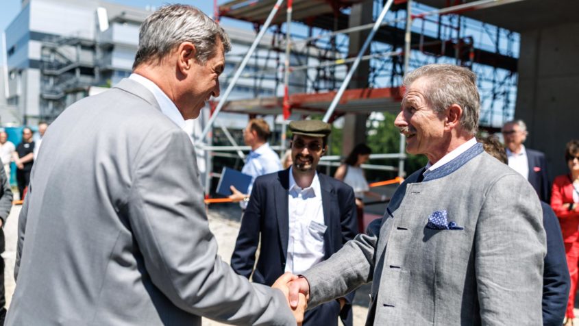 Ministerpräsident Dr. Markus Söder (links) und der Institutsleiter ...